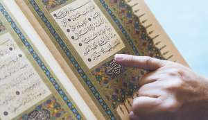 Bakit Sinasabi ng Qur’an na “Kami at Siya”?